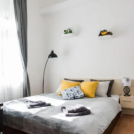 N16-spacey, Modern Family Flat For 5 Apartmán