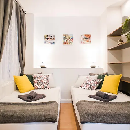N16-spacey, Modern Family Flat For 5 Apartmán