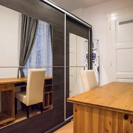 N16-spacey, Modern Family Flat For 5