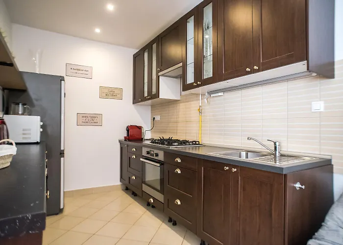 N16-spacey, Modern Family Flat For 5