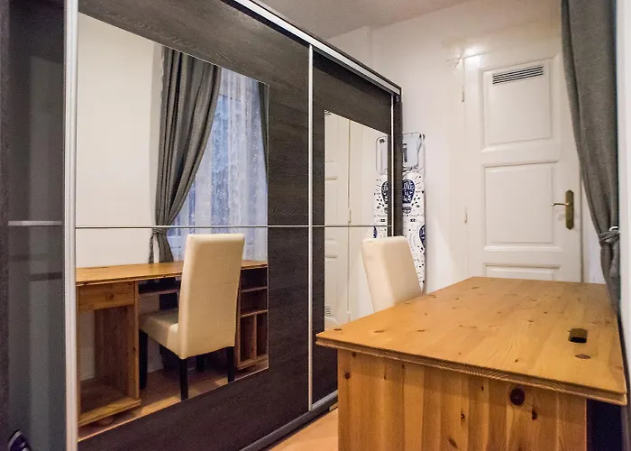 N16-spacey, Modern Family Flat For 5