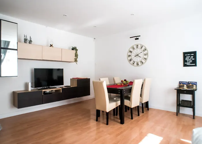 N16-spacey, Modern Family Flat For 5